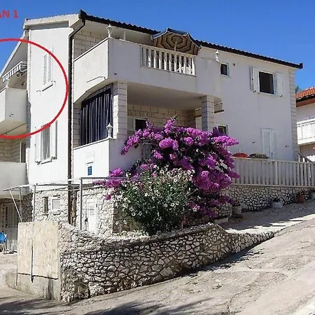 Vendula, 60 Metru Od *