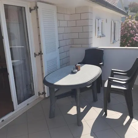 Vendula, 60 Metru Od