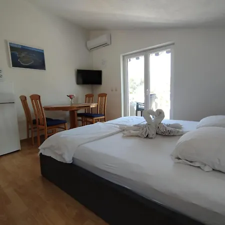 Vendula, 60 Metru Od *