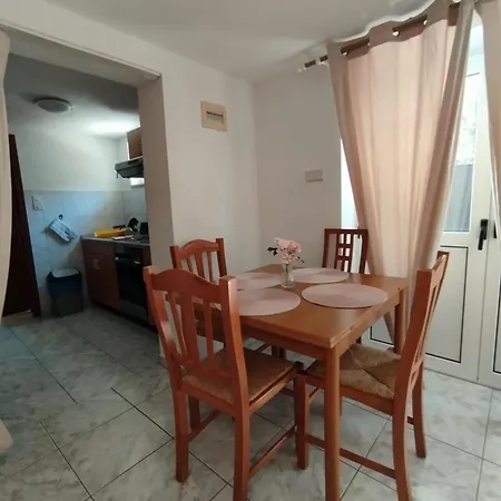 Vendula, 60 Metru Od