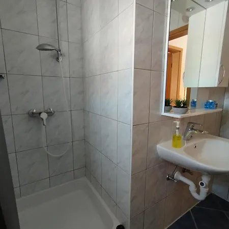 Vendula, 60 Metru Od