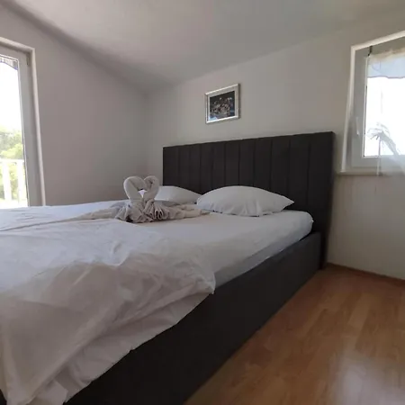 Vendula, 60 Metru Od *