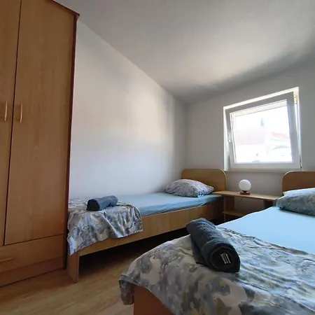 Vendula, 60 Metru Od