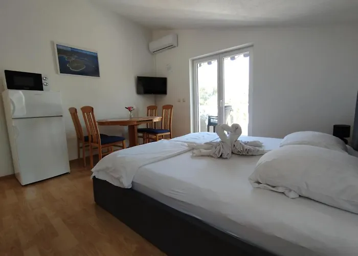 Vendula, 60 Metru Od *