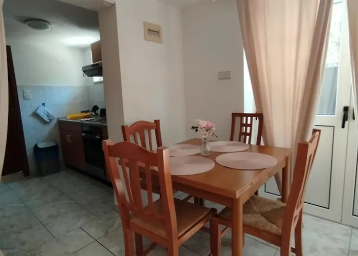 Vendula, 60 Metru Od